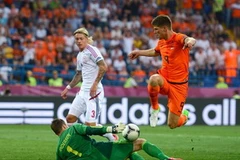 Tiền đạo Klaas-Jan Huntelaar trong trận đấu với Đan Mạch. (Nguồn: Getty)
