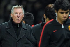 Sir Alex cùng các học trò lặng lẽ rời sân. (Nguồn: Getty)