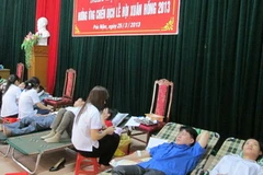 Thanh niên Pác Nặm tham gia hiến máu nhân đạo. (Nguồn: Nguyễn Trình/Vietnam+)