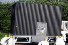 Công nhân mặc trang phục bảo hộ chuẩn bị lắp đặt hệ thống làm mát mới tại lò phản ứng số 1 của nhà máy Fukushima 1. (Nguồn: Internet)