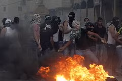 Người dân Palestine biểu tình phản đối bộ phim báng bổ đạo Hồi. (Nguồn: AFP/ TTXVN)