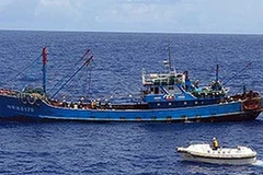 Tàu của lực lượng bảo vệ bờ biển Nhật và tàu cá Trung Quốc. (Nguồn: AP)