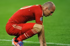 Robben chết lặng sau khi đá hỏng cú sút phạt đền trong hiệp phụ. (Nguồn: Getty)