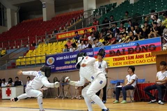 Thi đấu chung kết nội dung đồng đội nam Kiếm 3 cạnh. (Ảnh: Đinh Mạnh Tú/Vietnam+)