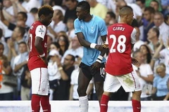 Emmanuel Adebayor bắt tay an ủi các đồng đội cũ. (Nguồn: Getty)