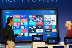 Giám đốc điều hành Microsoft Steve Ballmer (phải) giới thiệu mẫu màn hình cảm ứng đa điểm 82 inch tại MWC 2012. (Nguồn: Internet)