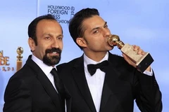 Đạo diễn Asghar Farhadi (trái) vui mừng khi nhận giải Oscar. (Nguồn: Internet)