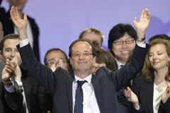 Ông Francois Holland và các cộng sự vui mừng khi biết tin giành chiến thắng. (Nguồn: Reuters)