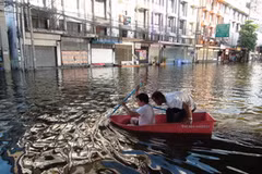 Người dân tìm mọi cách để ngăn chặn dòng nước lũ. (Ảnh: Trần Ngọc Tiến/Vietnam+)