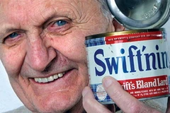 Ông Hans Feldmeier cùng hộp mỡ lợn của mình. (Nguồn: AFP)