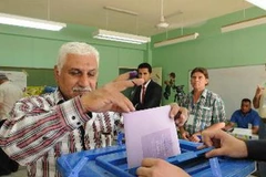 Cử tri Iraq bỏ phiếu tại một địa điểm bầu cử ở Baghdad. (Nguồn: THX/TTXVN)