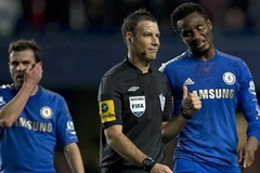 Mikel đã có những hành động không đẹp mắt với trọng tài Mark Clattenburg. (Nguồn: Getty)