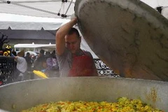 Nấu nồi súp khổng lồ tại Paris. (Nguồn: AFP/ TTXVN)