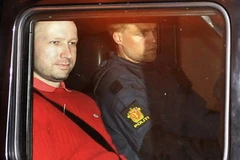 Kẻ cuồng sát Anders Behring Breivik (trái) bị cảnh sát áp giải. (Nguồn: Reuters)