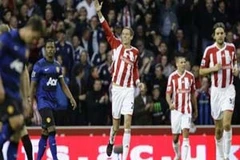 Niềm vui của Crouch và nối buồn của các cầu thủ M.U sau bàn thắng gỡ hòa. (Nguồn: AP)