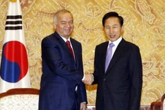 Tổng thống Uzbekistan Islam Karimov (trái) và Tổng thống Hàn Quốc Lee Myung-Bak. (Nguồn: Internet)