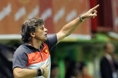 Huấn luyện viên Falko Goetz chỉ đạo các cầu thủ. (Ảnh: Quốc Khánh/TTXVN)