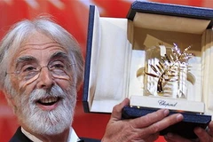 Đạo diễn Michael Haneke với giải thưởng Cành cọ Vàng danh giá. (Nguồn: Reuters)