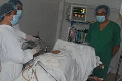 Các bác sỹ tiến hành phẫu thuật cho bệnh nhân Bộp. (Ảnh: Đậu Tất Thành/Vietnam+) 