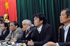 Huấn luyện viên trưởng Phan Thanh Hùng trả lời các câu hỏi của phóng viên báo chí về nguyên nhân thất bại của đội tuyển bóng đá quốc gia Việt Nam. (Ảnh: Quốc Khánh/TTXVN)