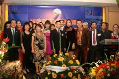 Ban chấp hành cùng khách mời chụp ảnh lưu niệm. (Ảnh: Thanh Hải/Vietnam+)