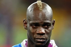 Balotelli khóc trong lễ trao giải EURO 2012. (Nguồn: Getty)