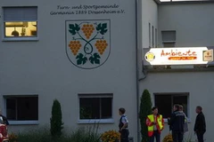 Cảnh sát điều tra hiện trường vụ xả súng. (Nguồn: dw.de)