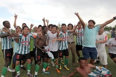 Niềm vui thăng hạng của các cầu thủ KienLongBank Kiên Giang. (Ảnh: Quang Nhựt/TTXVN)