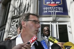 Laurent Blanc trả lời phỏng vấn trước trụ sở của Liên đoàn Bóng đá Pháp. (Nguồn: Getty)