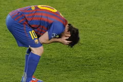 Messi ôm mặt đau đớn đón nhận thất bại. (Nguồn: Getty)