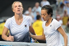 Tay vợt Svetlana Kuznetsova (trái) và Francesca Schiavone. (Nguồn: Getty images)