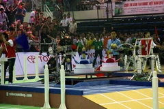 Trận chung kết giữa 2 đội LH-B7 của trường Đại học Lạc Hồng (áo xanh) và ALLIGATOR của trường Đại học Công nghiệp Hà Nội. (Nguồn: Văn Sơn/TTXVN)