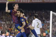 Cesc Fabregas và người hùng của trận đấu, Messi. (Nguồn: Reuters)