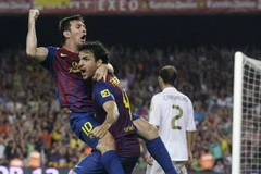 Cesc Fabregas và người hùng của trận đấu, Messi. (Nguồn: Reuters)