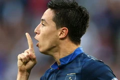 Samir Nasri và hành động không đẹp mắt trong trận đấu với đội tuyển Anh. (Nguồn: Getty)