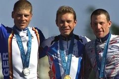 Lance Armstrong (ngoài cùng bên phải) trên bục trao giải ở Olympic 2000. (Nguồn: AP)