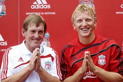 Kenny Dalglish (trái) và Dirk Kuyt. (Nguồn: Internet)