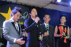 Ông Hirofumi Kishi – Tổng Giám đốc công ty Sapporo Việt Nam và những nghệ sỹ tham gia đêm nhạc. (Ảnh: PV/Vietnam+)