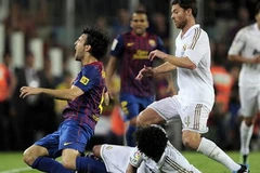 Pha vào bóng thô bạo của Marcelo với Fabregas. (Nguồn: Getty)