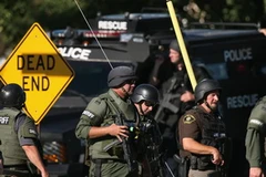 Cảnh sát gác trước Đền thờ Wisconsin sau vụ xả súng. (Nguồn: AFP/TTXVN)