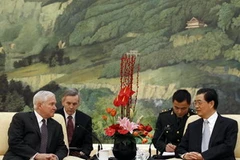 Chủ tịch Trung Quốc Hồ Cẩm Đào (phải) và Bộ trưởng Quốc phóng Mỹ Robert Gates. (Nguồn: AFP/TTXVN)