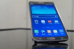 Samsung bất ngờ ra smartphone màn hình OLED cong