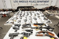 Trưng bày hơn 1.600 khẩu súng các loại được giao nộp tự nguyện trong năm giờ tại trụ sở cảnh sát ở Los Angeles. (Ảnh: AFP/ TTXVN)