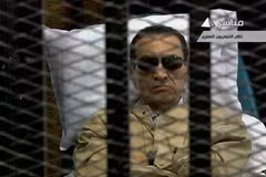 Cựu Tổng thống Ai Cập Hosni Mubarak tại phiên tòa. (Nguồn: Reuters) 