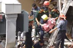 Cháu bé đầu tiên được đưa ra vào lúc 10 giờ 40 phút. (Ảnh: PV/Vietnam+)