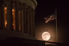 Hình ảnh hiện tượng thiên nhiên kỳ thú "siêu trăng"