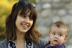 Tình yêu với con cái giúp Jessica Alba nghĩ ra ý tưởng kinh doanh trực tuyến. (Nguồn: Reuters)