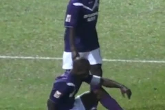 Festus Baise ngồi thẫn thờ sau pha đá phản lưới nhà. (Nguồn: Youtube)