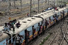 Cảnh hỗn độn trên một đoàn tàu đang vận hành ở Mumbai ngày 19/4. (Ảnh: AFP/ TTXVN) 