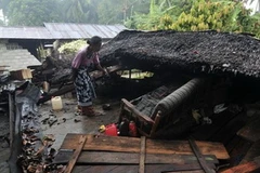 Người dân ở tỉnh Sulawesi khắc phục hậu quả do trận động đất gây ra. (Nguồn: Reuters)